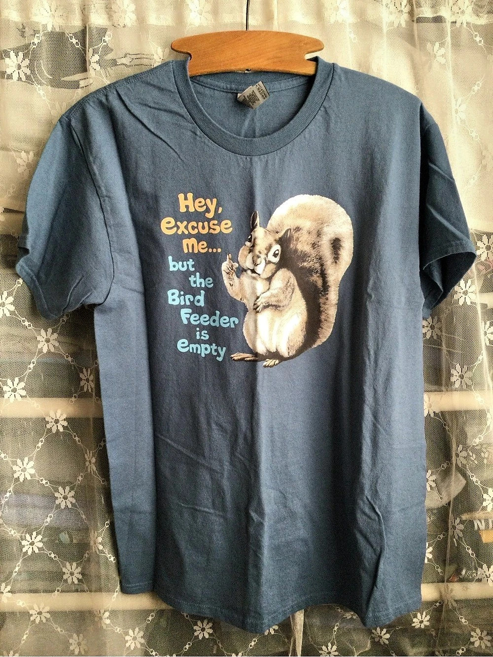 Squirrel Bird feeder Graphic Short Sleeve Tee Size Medium Like New